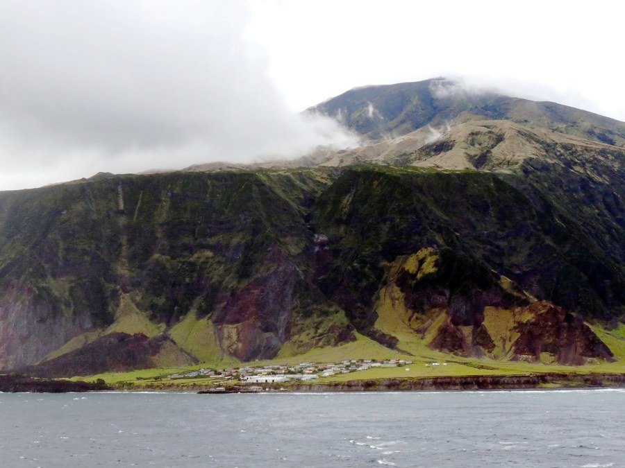 被称为世界最偏远的岛屿特里斯坦-达库尼亚(Tristan da Cunha)(图片来源:@michael clarke stuff/CC BY-SA 2.0 /维基百科)