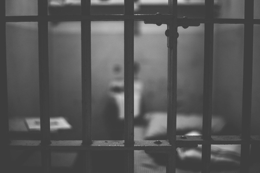 一名美国男子曾因贩毒被判刑服监15年,在狱中靠着家人寄来教育影片的字幕自学,考入斯坦福大学。(图片来源:Pixabay)