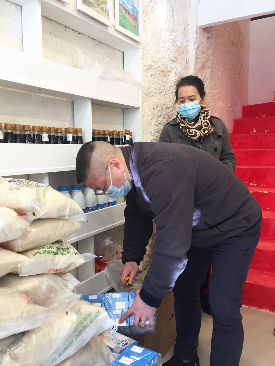 温州旅行社刘老板在整理物资。
