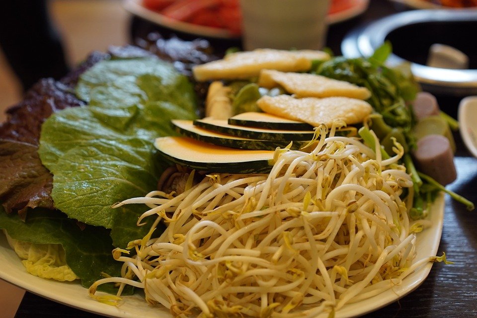 绿豆芽比黄豆芽更纤细,它的热量只有黄豆芽的一半。(图片来源:Pixabay)