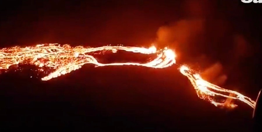冰岛周五晚火山爆发(图片来源:youtube截图)