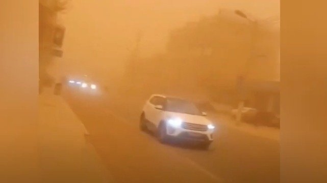 北京28日再现沙尘暴,空气品质极差。(图片来源:微博)