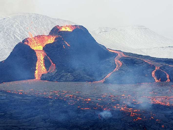 冰岛首都附近火山爆发 或将持续数年