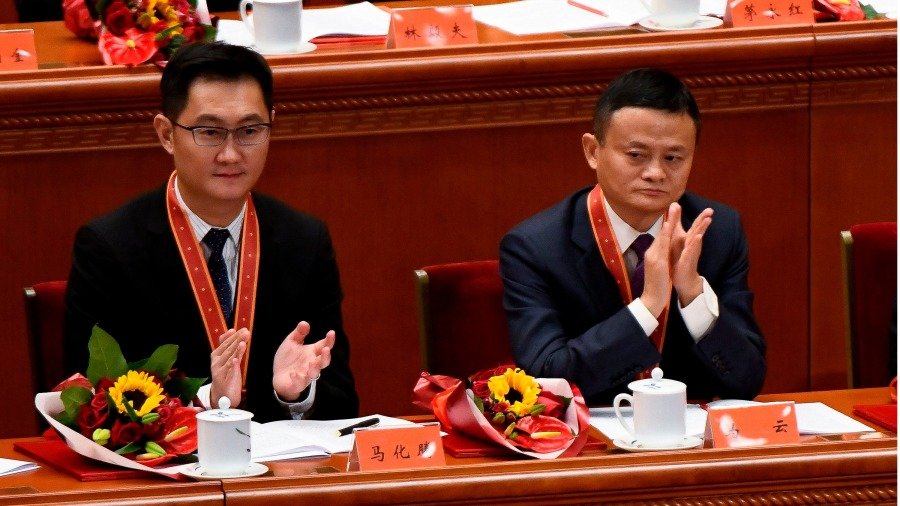 明明是阿里巴巴被罚后腾讯高层开了近一周的会,最后由马化腾亲自拍板,出资 500亿要给腾讯立道德牌坊。媒体再怎么演绎也难以掩盖马化腾内心的恐惧。