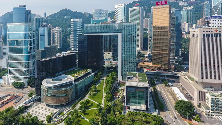 有学者认为当局禁止查册的最终目的是令香港成为不公开、不透明、纵容洗钱,及服务少数权贵的走资中心。图为地处金钟的香港政府大楼。(图片来源:Wpcpey/Wikipedia/ CC BY-SA 4.0