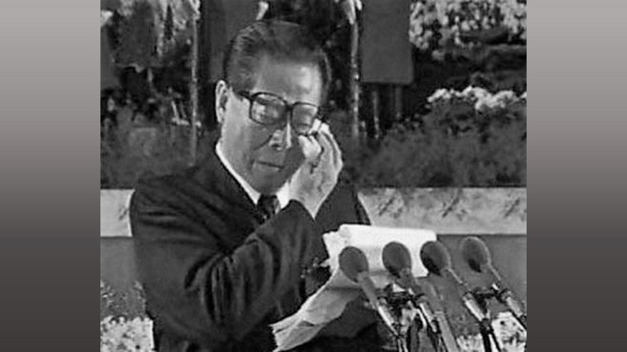 邓小平活着时，江没这个胆量；邓小平去世后，江亲自组织成立了专门写作班子为自己写传记。图为邓小平去世，江泽民在致追悼辞时喜极而泣。