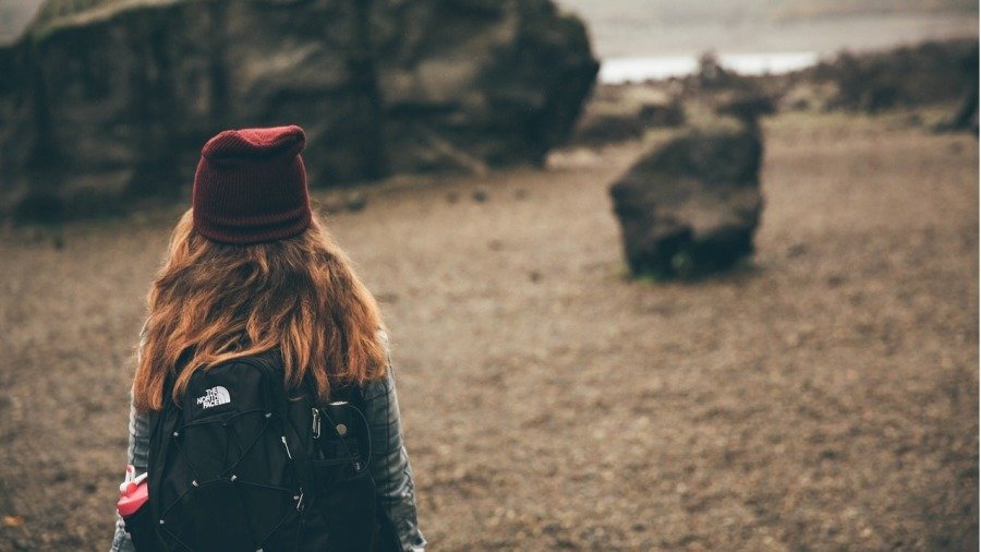 俄罗斯发生一起女童放学回家途中被陌生男子尾随跟踪的骇人事件,结果女童冷静地采取 “ 声东击西 ” 的策略,