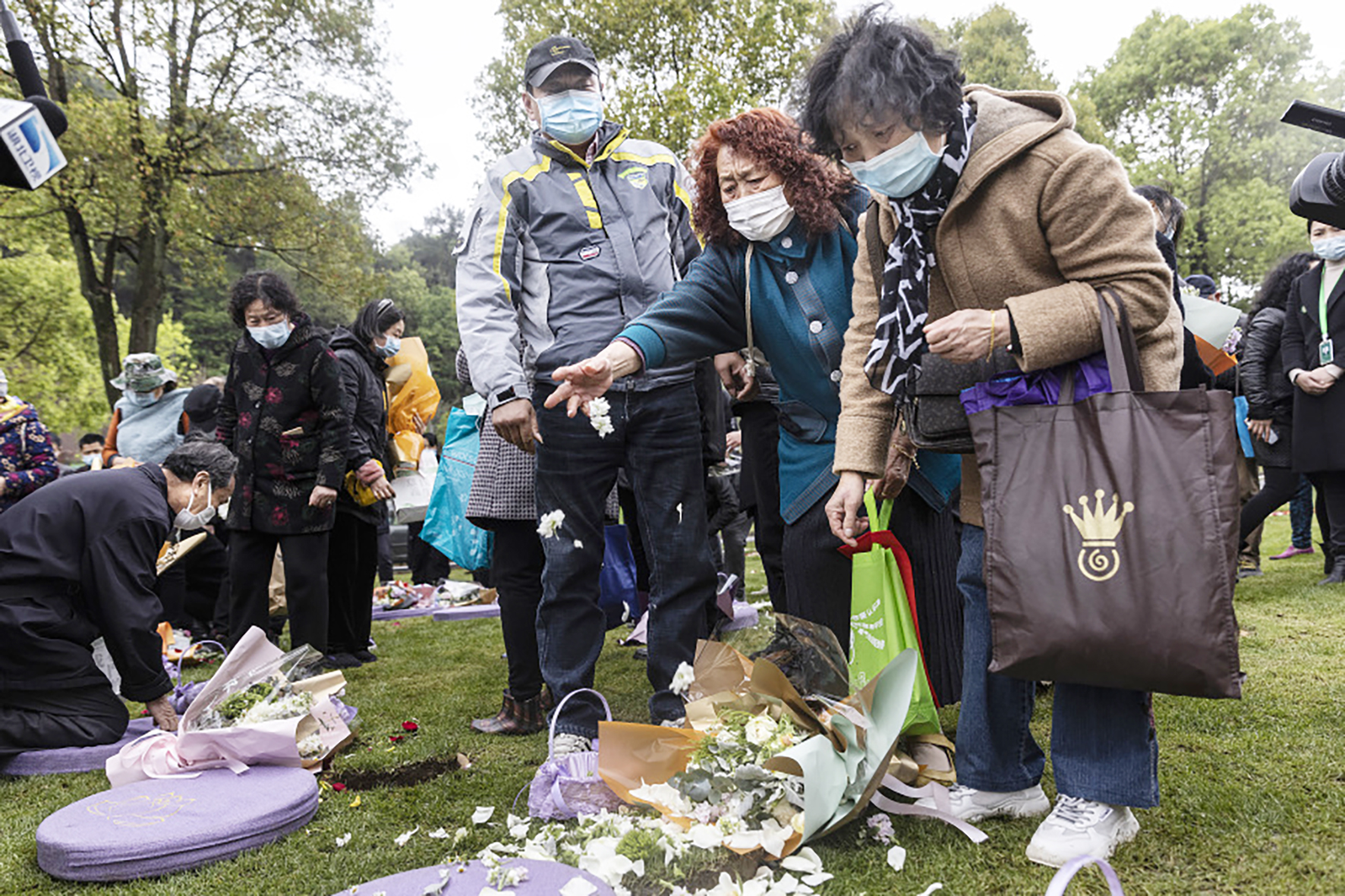 清明寄哀思  32万武汉人挤满陵园