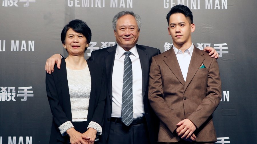 英国影艺学院电影奖(BAFTA)在官网称李安是世界上具有创新精神与备受尊敬的当代影人之一,他的创意精神,无论在电影制作、导演、编剧都备受赞誉。图为李安(C)与妻子和儿子于2019年10月21日在台北美丽华大芝影城出席派拉蒙影业的《双子座的男人》首映礼。(图片来源: Ashley Pon/Getty Images for Paramount Pictures)