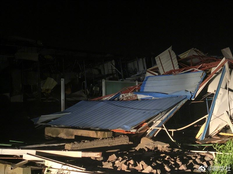 路树折断、房塌！9级龙卷风袭武汉 224人死伤 （组图）