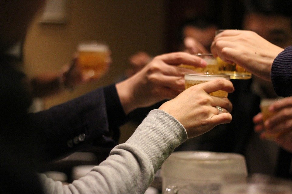 在代谢酒精的过程当中,就会使肾脏负担加重。(图片来源:Pixabay)