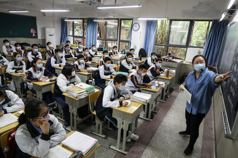 2020年5月20日,武汉一所高中的学生戴着口罩在上课。(图片来源:STR/AFP via Getty Images)
