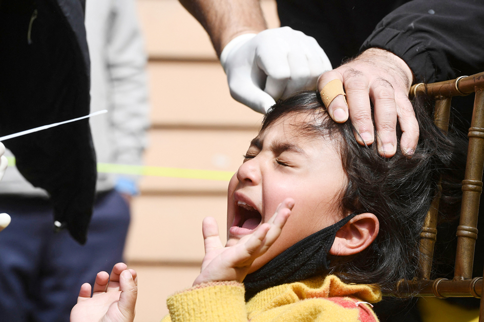做COVID-19检测前的一名印度女孩。(TAUSEEF MUSTAFA/AFP via Getty Images)