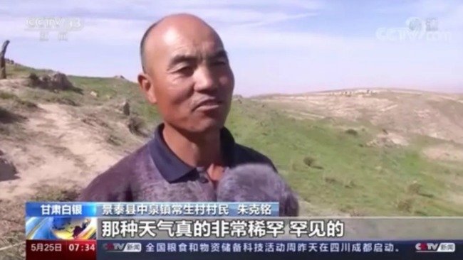 曾救下6名选手的牧羊人朱克铭日前公然改口称事发当天气候“非常罕见”,引起民间注意。(图片来源:视频截图)