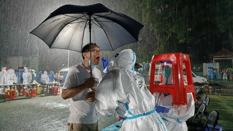 广州当地民众夜晚冒雨做核酸检测(图片来源:微博)