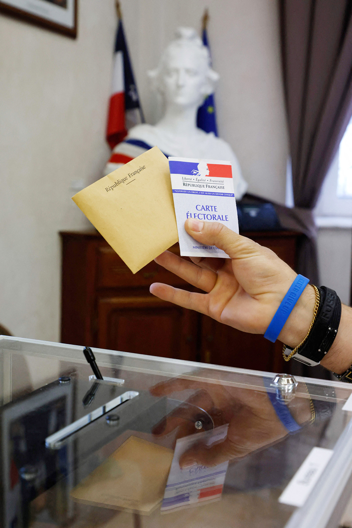 法国选民卡与投票(LUDOVIC MARIN/AFP via Getty Images)