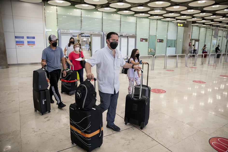 6月7日,游客抵达西班牙。(Pablo Blazquez Dominguez/Getty Images)