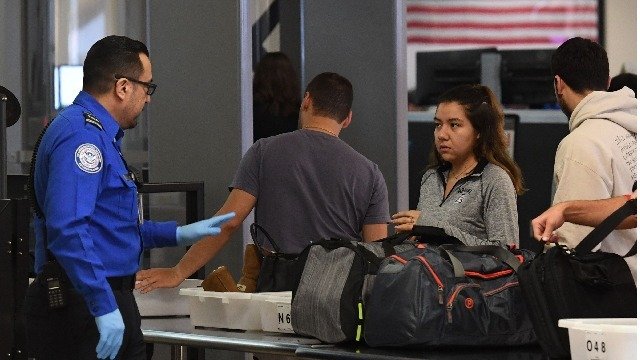机场安检示意图(图片来源:MARK RALSTON/AFP via Getty Images)
