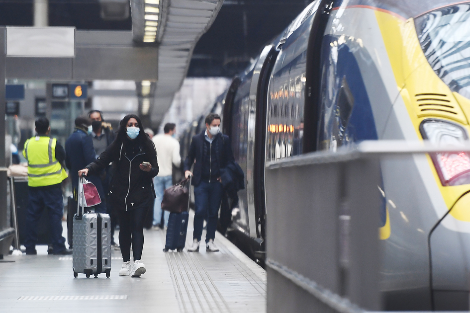 乘客们在英国伦敦火车站准备上车。(Peter Summers/Getty Images)