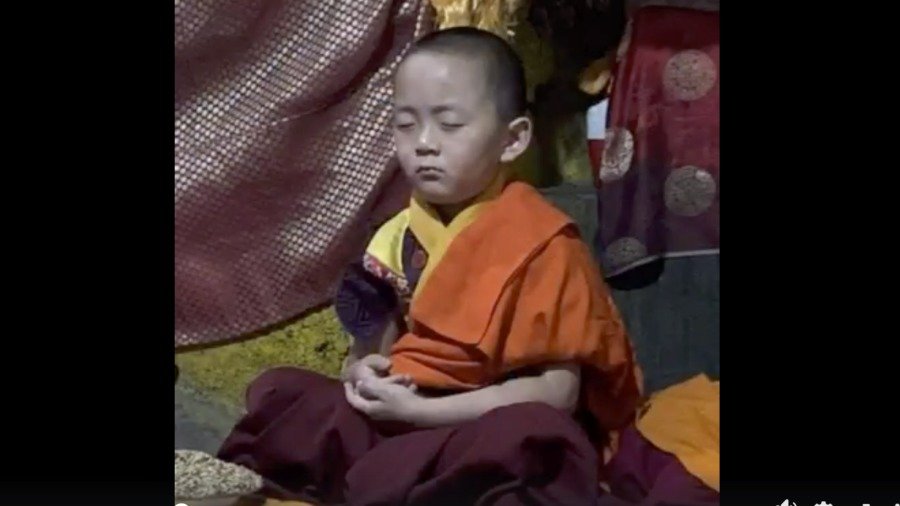 2019年,不丹小王子四川毗卢遮那圣窟寻访前世足迹。(图片来源:视频截图)