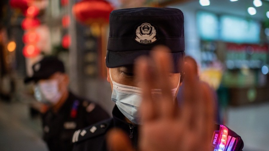 广东疫情确诊不止,有广州民众透露,从5日清晨开始警车巡逻大喇叭广播“要想活得久,不要到处走!”示意图。(图片来源:NICOLAS ASFOURI/AFP via Getty Images))
