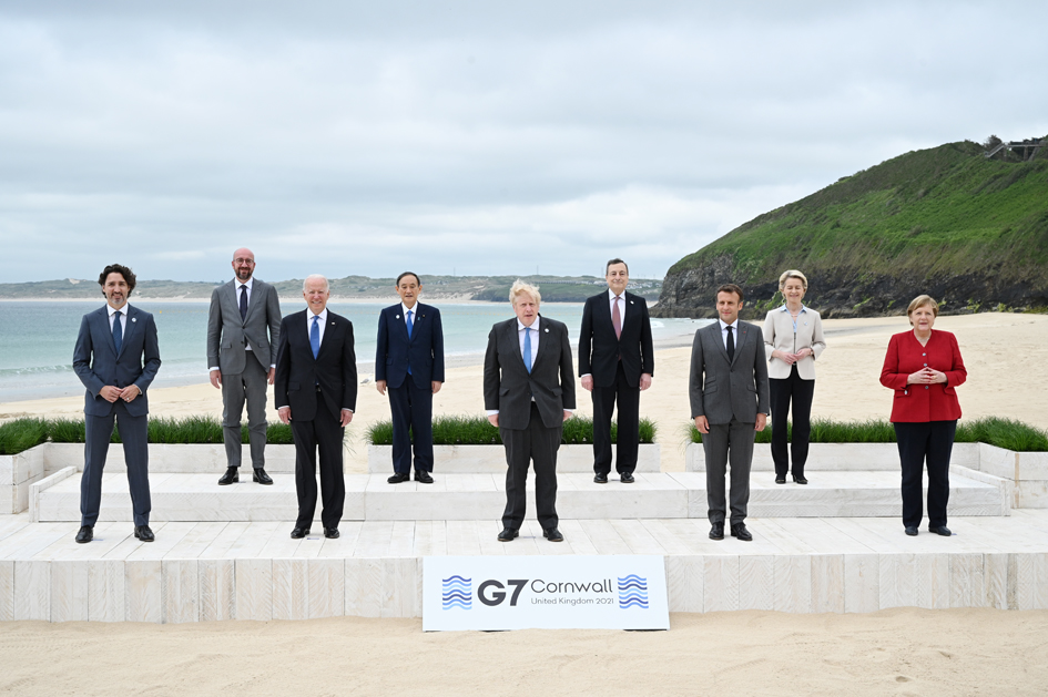 2021年6月11日,G7峰会在英国康沃尔开幕,英国、美国、加拿大、法国、德国、意大利和日本七国领导人,以及欧盟的两位领导人合影。(Leon Neal - WPA Pool/Getty Images)