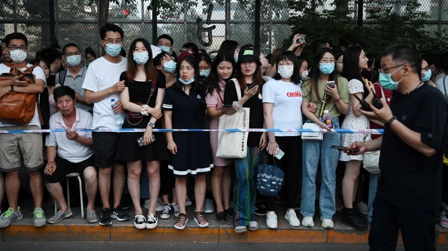 2021年6月28日北京市民聚集在远处观看烟火。(图片来源:GREG BAKER/AFP via Getty Images)