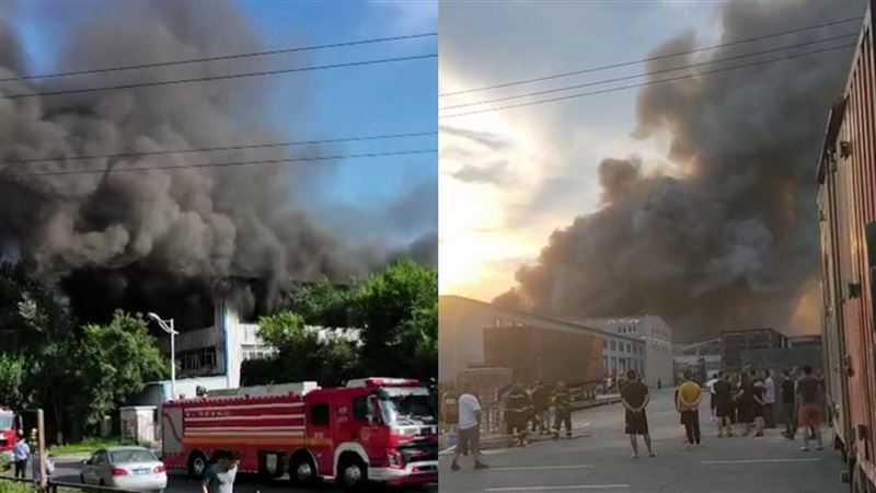 仓库起火、浓烟弥漫,造成至少14人丧生。(图/翻摄自微博)