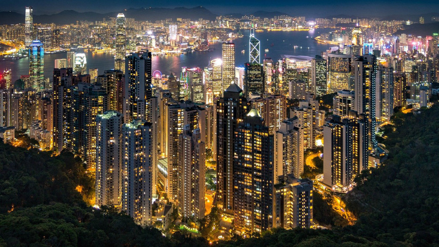 评论指,广东省之所以一跃成为经济龙头,全因受益于香港,习近平在港实施国安法“碾死香港后”,中国经济也面临巨大风险。图为香港夜景。(图片来源:Pixabay)