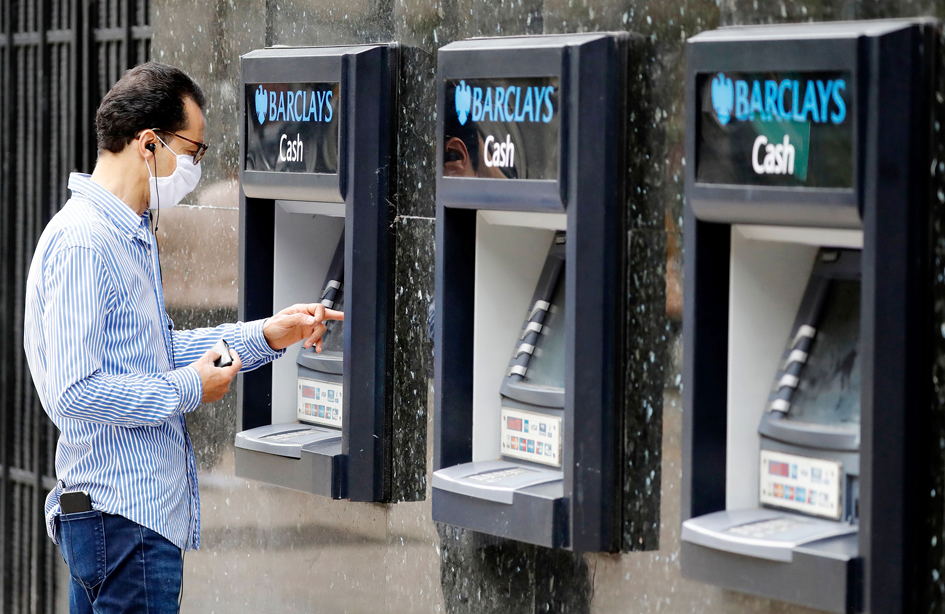 人们在ATM机上取钱示意图。(Getty Images)