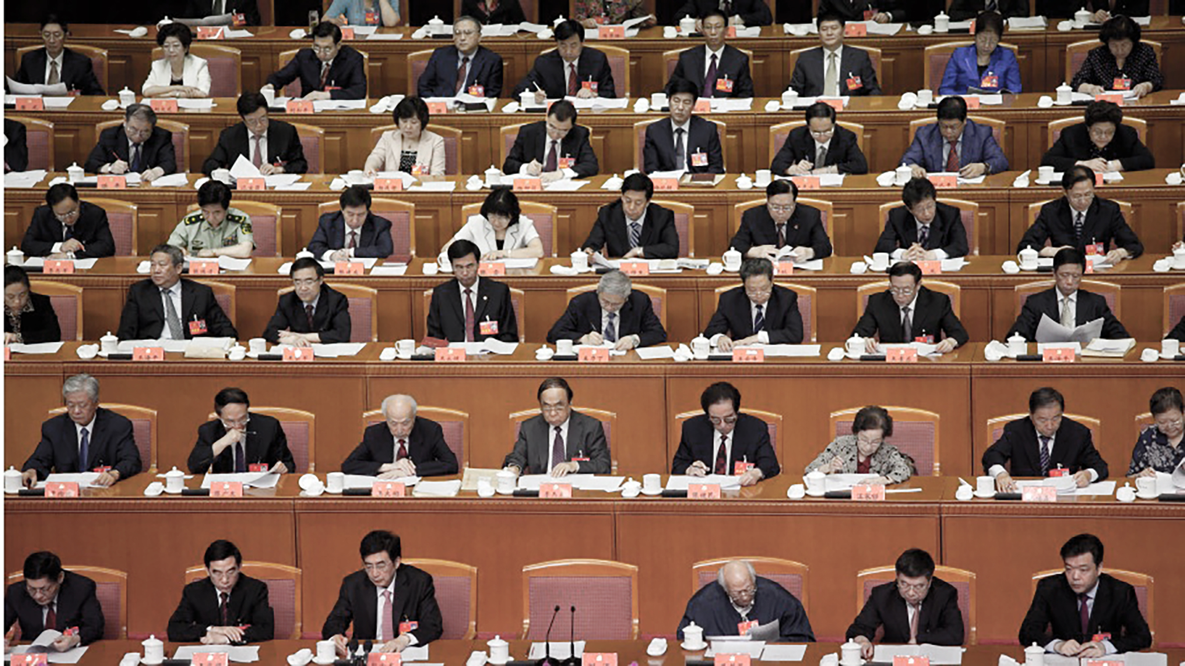两会上的官员们(Ed Jones/AFP/GettyImages)