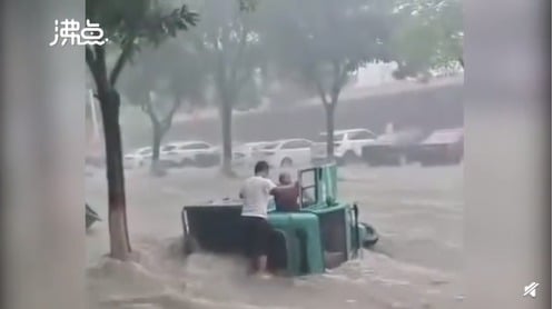 河北有民众抱树自救,还有车辆被激流冲走。(图片来源:视频截图)