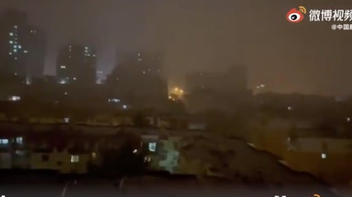 北京12日正逢当地30年大最大暴雨侵袭。(图片来源:视频截图)