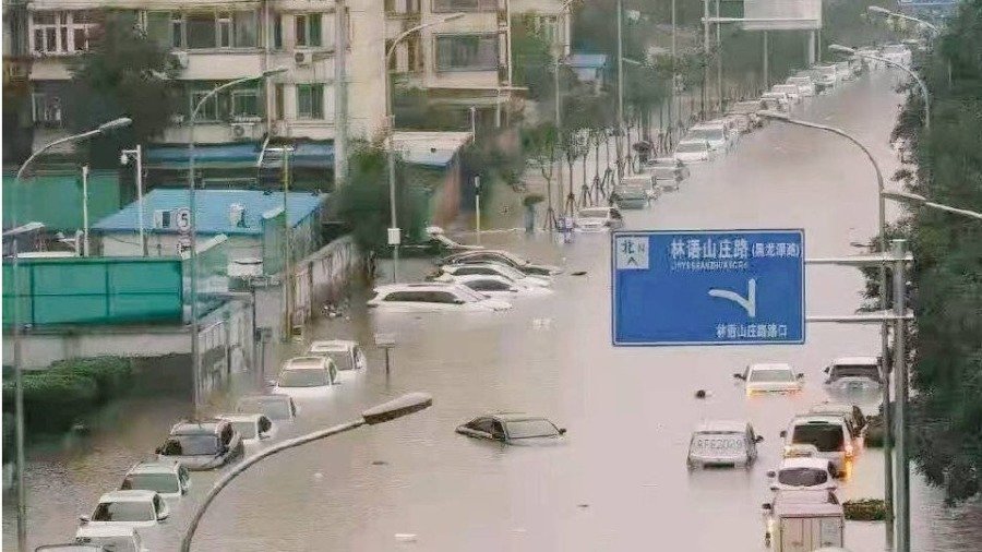 北京遇超强暴雨袭击,街道成河流(图片来源:微博)