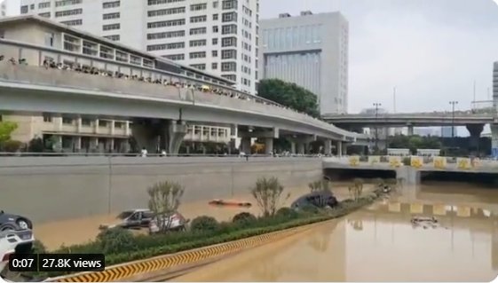 郑州京广路隧道全被淹没,隧道里全是车,车里都有人,一家一家的(图片来源:视频截图)