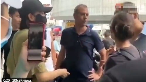外媒记者因在郑州实地采访遭“民众”围攻(图片来源:视频截图)