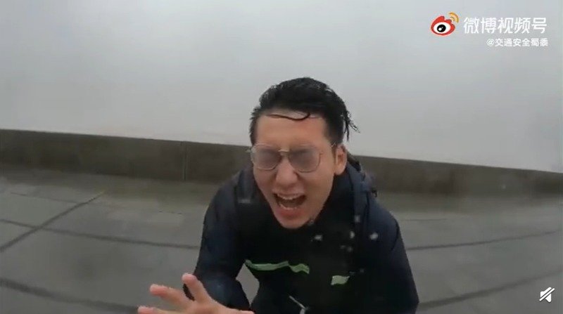 还有气象台播报员冒着大风大雨拍摄视频。(图片来源:微博截图)