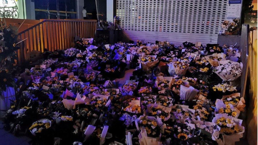 7月26日是郑州洪灾遇难者的头七,当地民众献花祭奠却遭官方围挡(图片来源:网络截图)