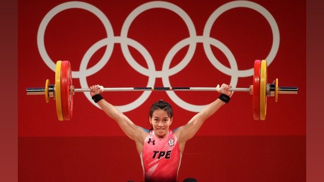 “举重女神”郭婞淳今天在东京奥林匹克运动会举重女子59公斤量级夺冠,3项都是奥运纪录,为台湾夺下东奥首面金牌。(图片来源:Chris Graythen/Getty Images)