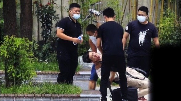西安大学生在郑州沙口地铁站使用无人机航拍,被4名便衣特务围殴。(图片来源:记者赵翔微博)