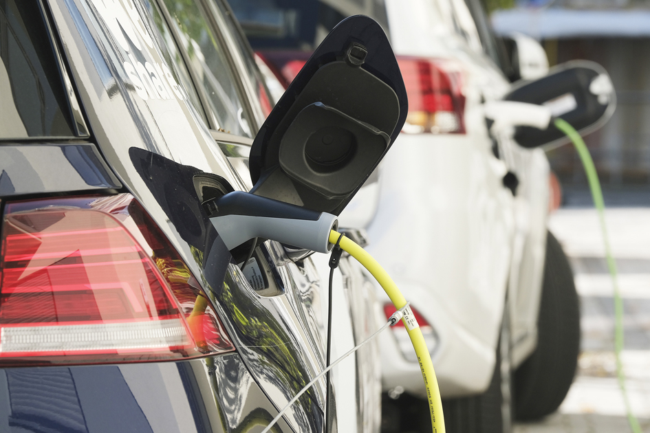 正在充电的电动汽车(Sean Gallup/Getty Images)