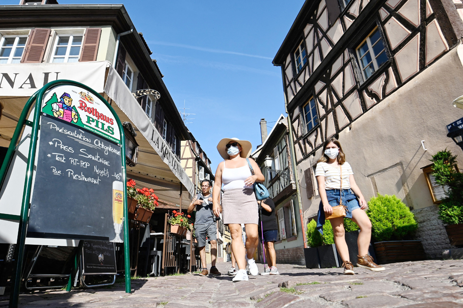 8月13日,法国旅游城市科尔马(Colmar)一家餐馆的告示上标注,就餐须出示健康通行证。(SEBASTIEN BOZON/AFP via Getty Images)
