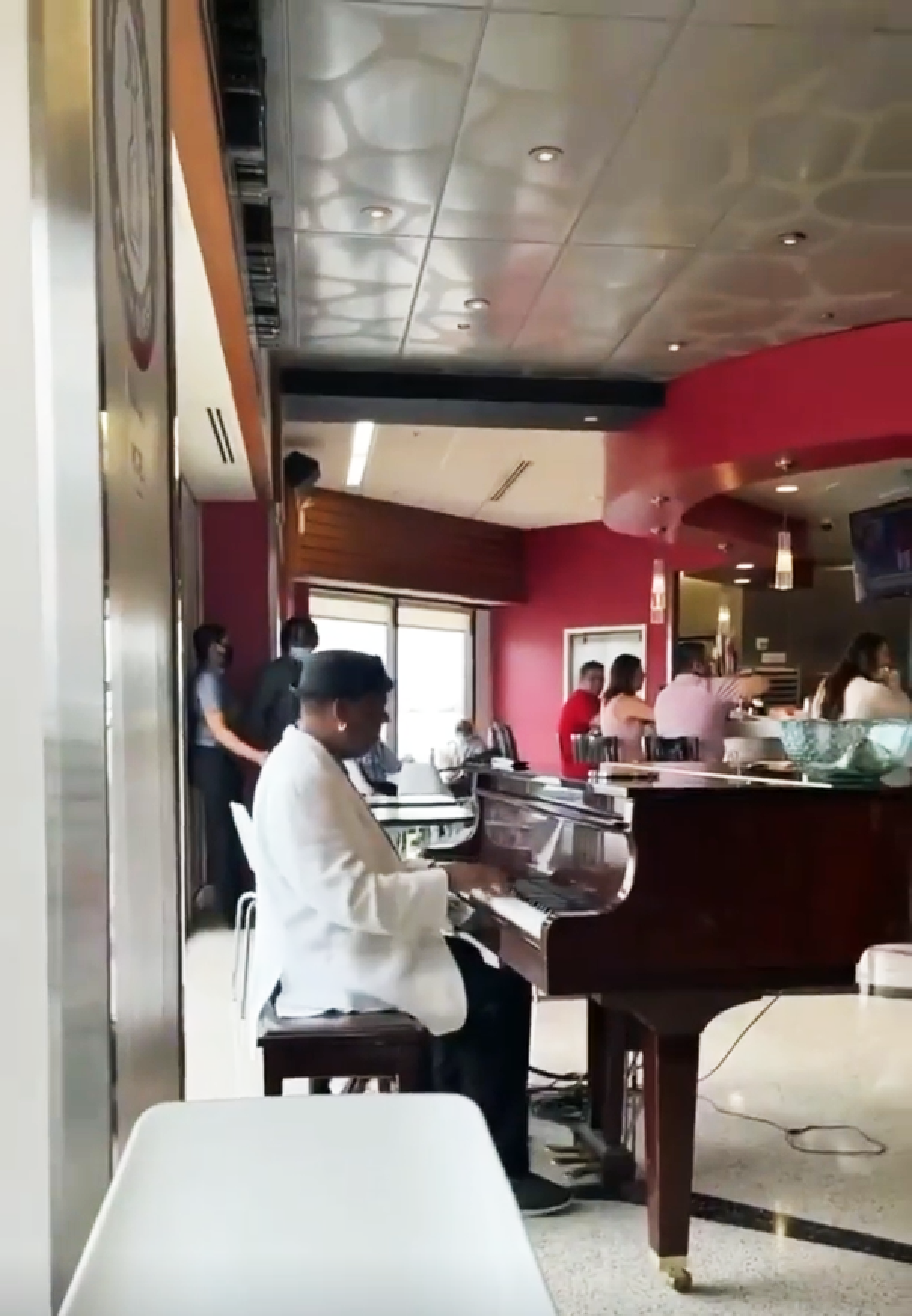 卡特在机场演奏音乐。(视频截图)