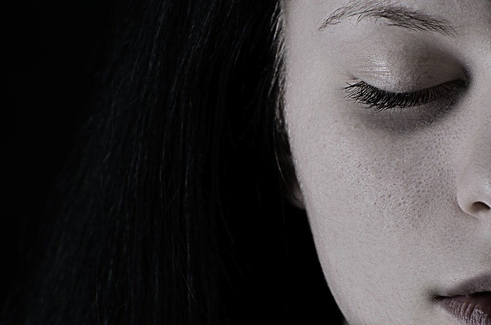 她无法想像,所有的幸福就这么灰飞烟灭了。(图片来源:Pixabay)