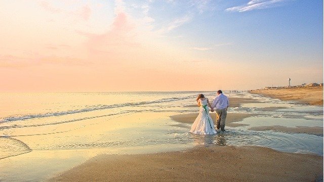 女人柔美妩媚,她的幸福全写在脸上,阳光般灿烂。(图片来源: Pixabay)