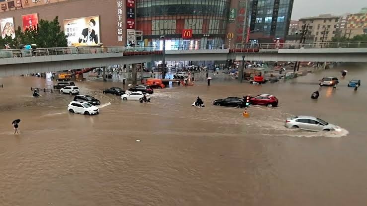 2021年7月20日郑州市区的洪灾景象。(图片来源:微信)
