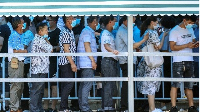 最先爆发疫情的南京,多名官员涉疫情防控监督不力,被惩处。图为南京市民7月21日排队等待核酸检测。(图片来源:STR/AFP via Getty Images)