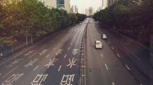 河南暴雨后各地都在积极抢险救灾,然而郑州竟第一动作在主干道修花坛。(图片来源:微博)
