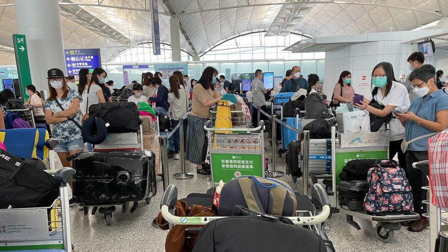2020年7月1日港版国安法实施后,香港爆发移民潮。截至今年7月1日,国安法实施一年间,香港居民人口净流出达10.7万人次。