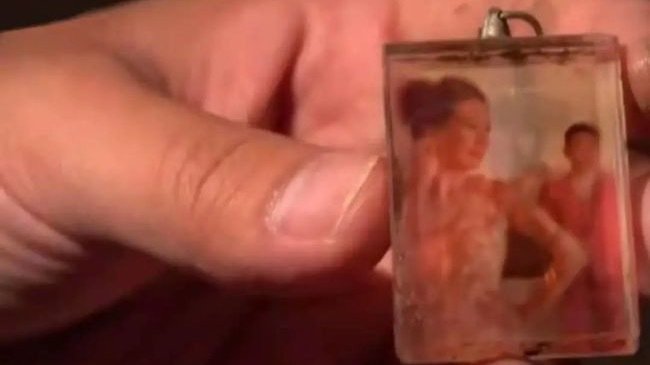 钥匙扣上有金勇和妻子的婚纱照。(图片来源:网络图片)